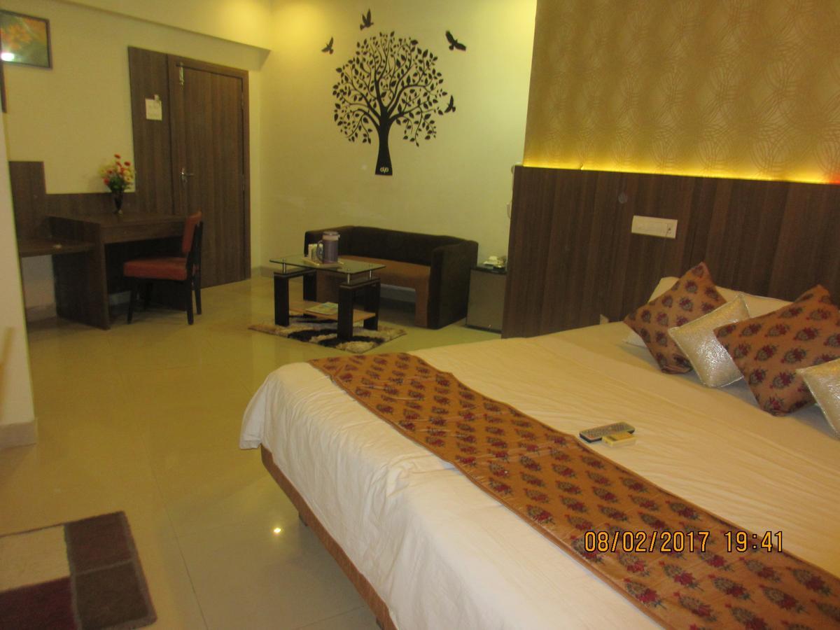 Hotel Panchratna Panvel Eksteriør bilde