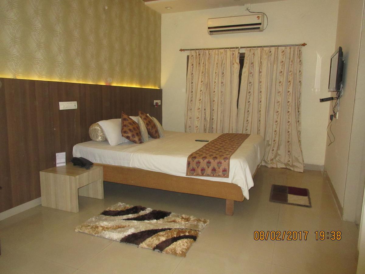 Hotel Panchratna Panvel Eksteriør bilde